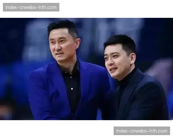 场边花絮:杨鸣与杜锋赛后握手交谈,镜头捕捉友好瞬间 场边花絮:杨鸣与杜锋赛后握手交谈,镜头捕捉友好瞬间