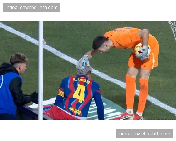 现场观察:皇家马德里在下半场明显加强了前场逼抢,导致对手门将多次开大脚 现场观察:皇家马德里在下半场明显加强了前场逼抢,导致对手门将多次开大脚