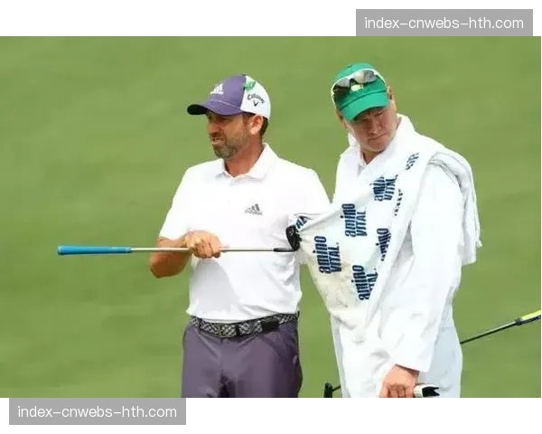 美国大师赛绿夹克授予仪式：冠军披上象征荣耀的绿色夹克